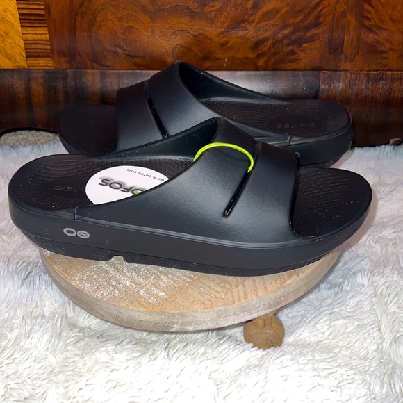 WOMEN’S OOFOS - Picture 2 of 3
